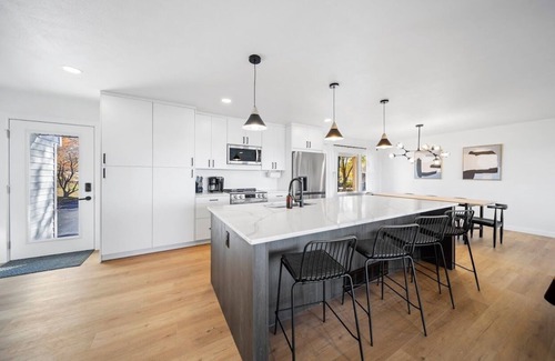 Willoughby House | Contemporary Lake Home with Breathtaking Sunrise and Sunset Views