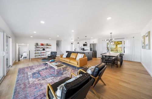 Willoughby House | Contemporary Lake Home with Breathtaking Sunrise and Sunset Views