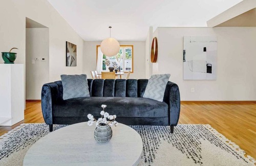 Kingsgate House | Contemporary Living on 117th Avenue #41850
