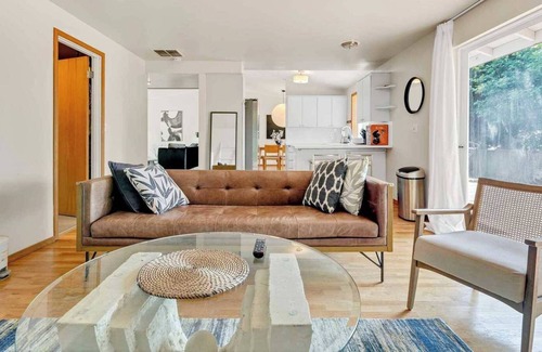 Kingsgate House | Contemporary Living on 117th Avenue #41850
