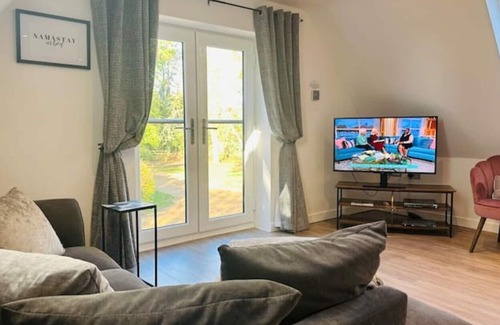 St Albans Apartment | Contemporary Loft Annexe in spacious grounds next to golf club.