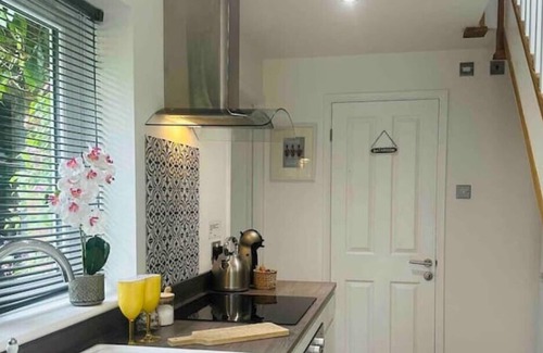 St Albans Apartment | Contemporary Loft Annexe in spacious grounds next to golf club.