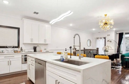 Marion Condo | Contemporary Luxury 3 Bdr Apt for 6 +Free Parking