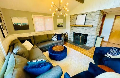 Londonderry Ski Chalet | Contemporary Magic Mountain Chalet Close to Skiing, Hiking, Fun
