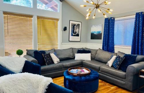 Londonderry Ski Chalet | Contemporary Magic Mountain Chalet Close to Skiing, Hiking, Fun