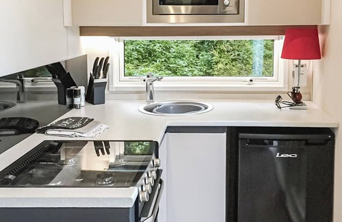 Caerwys Cottage | Contemporary mini pod with one double pull-out bed and en suite shower and W.