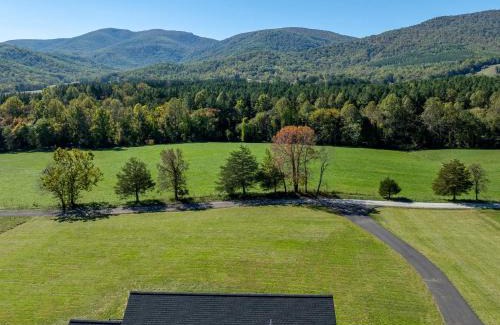 Afton House | Contemporary Mountain Holiday Home with Hot Tub