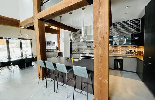 Cle Elum House | Contemporary Mountain Digest with views, privacy, and fun for the whole family