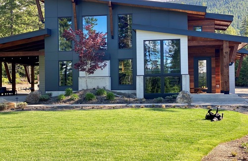 Cle Elum House | Contemporary Mountain Digest with views, privacy, and fun for the whole family