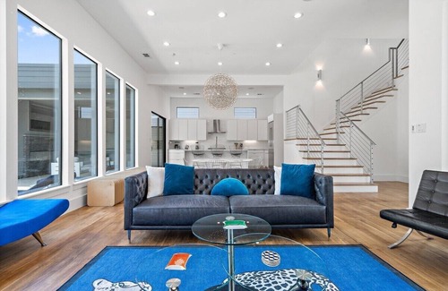 Dallas House | Contemporary Oasis| Pool-10 mins Lovefield Airport