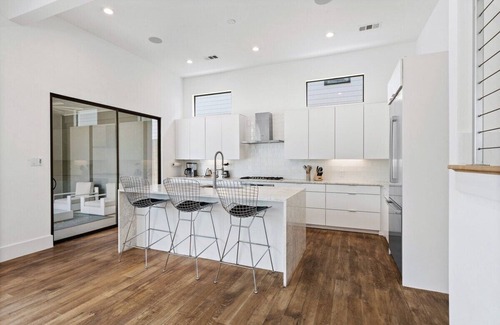 Dallas House | Contemporary Oasis| Pool-10 mins Lovefield Airport
