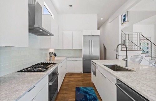 Dallas House | Contemporary Oasis| Pool-10 mins Lovefield Airport