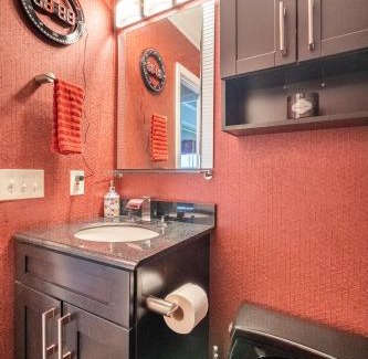 Shelby Hills House | Contemporary Paradise w/Private Bathroom