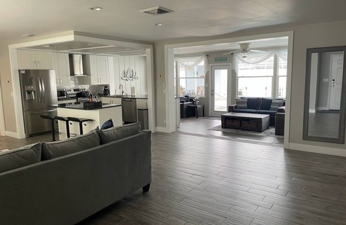 Venice Gardens House | Contemporary Remodeled, minutes from beach!