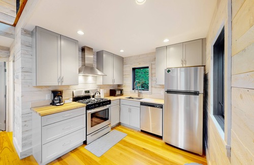 Lamoine Cottage | Contemporary retreat with grill, firepit, & patio - walk to beach