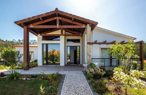 Arrabal Villa | Contemporary rural villa with large wooden beams with artistic accents
