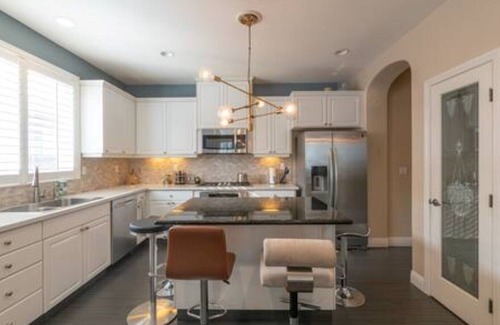 Roseville House | Contemporary Sacramento Roseville House with Pool
