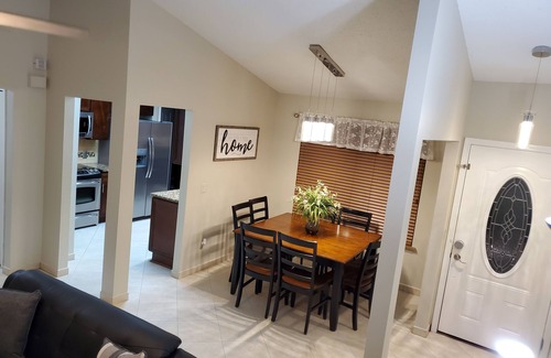 Southside House | Contemporary single house located in a quiet, safe, & beautiful neighborhood.
