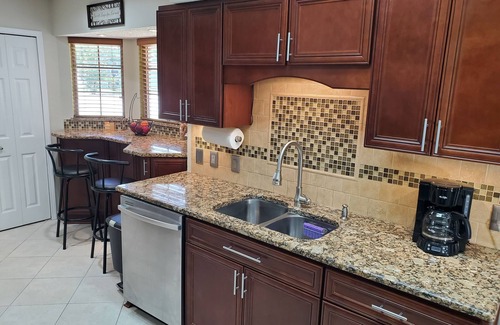 Southside House | Contemporary single house located in a quiet, safe, & beautiful neighborhood.