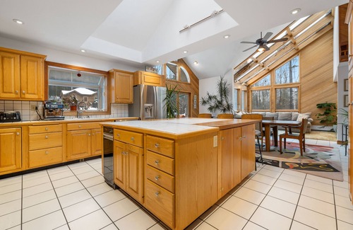 South Londonderry House | Contemporary ski retreat next to Magic Mountain, hot tub, pool table.