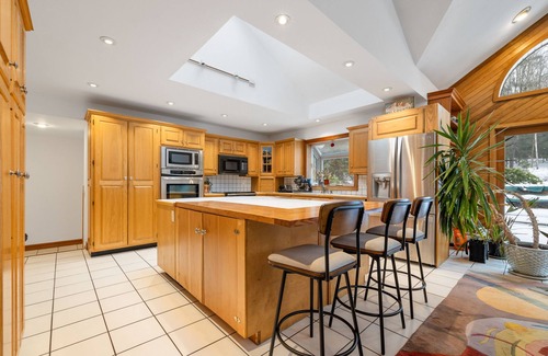 South Londonderry House | Contemporary ski retreat next to Magic Mountain, hot tub, pool table.