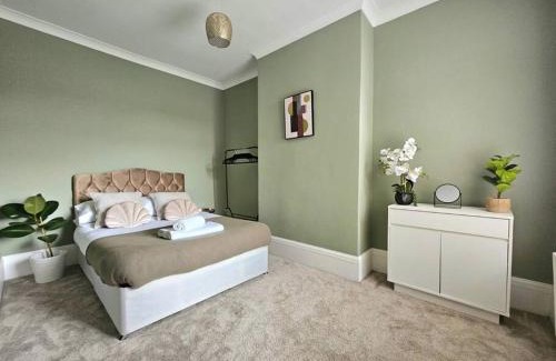 Wyken House | Contemporary Spacious 3BR House close to City Centre
