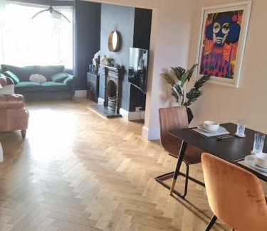Wyken House | Contemporary Spacious 3BR House close to City Centre