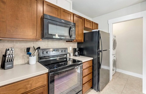 Old Town West Apartment | Contemporary Studio – Sunny, Stylish and Spacious