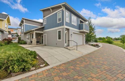 Old Town West Apartment | Contemporary Studio – Sunny, Stylish and Spacious