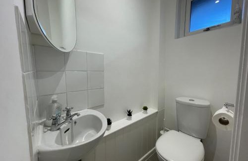 High Wycombe Apartment | Contemporary-styled 3-Bed House