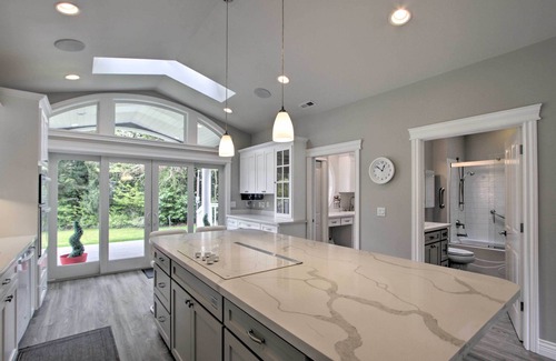Parkland Cottage | Contemporary Tacoma Cottage w/Deck & Pond!