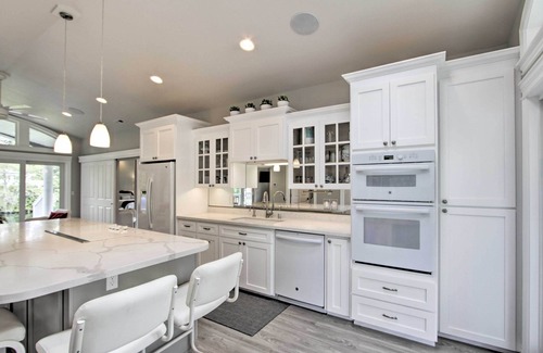 Parkland Cottage | Contemporary Tacoma Cottage w/Deck & Pond!