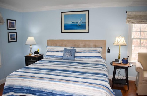 Yarmouth Port House | Contemporary three bedroom sleeping 8 located in Yarmouth Port