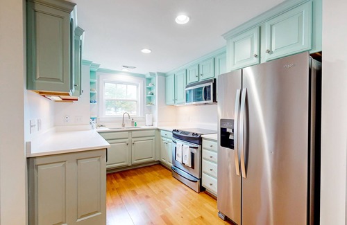 Morehead City House | Contemporary townhome with patio, grill, balcony, W/D, & walkable location