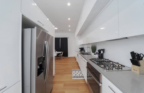 East Downtown Houston House | Contemporary Townhouse East Downtown w/Parking