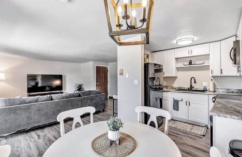 Bellevue Apartment | Contemporary Two-Bd Upper Suite