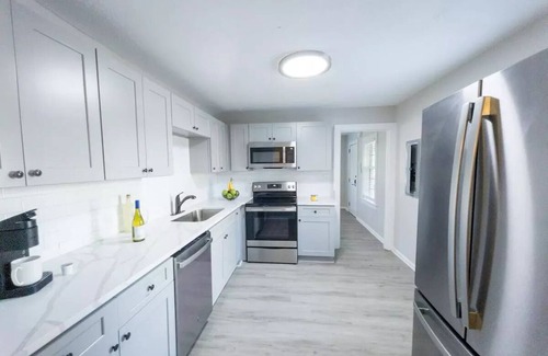 Smyrna House | ⭐️Contemporary Upscale Family Villa in ❤️ of town ⚾️