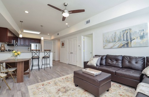 Katy Condo | Contemporary Urban Living in Gated Complex |2Q