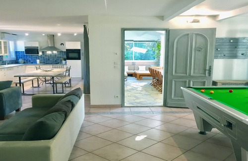 Sussargues Villa | Contemporary villa (16 people) with swimming pool, tropical garden in the woods