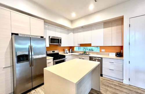 Canoga Park Villa | Contemporary Villa in West Hills