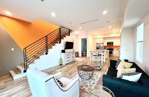 Canoga Park Villa | Contemporary Villa in West Hills