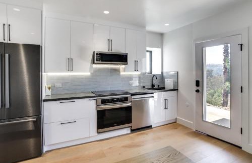 Woodland Hills House | Contemporary Woodland Hills Retreat Near US-101!