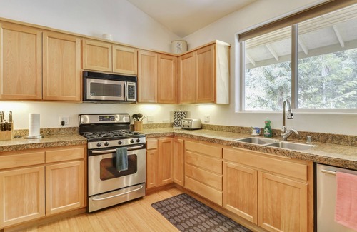 Guerneville House | Contente! Great for Groups and Families! Hot Tub, Game Room, Huge Yard and More!