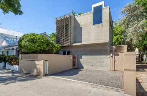 Downtown House | Contra House -Luxury Home With Pool