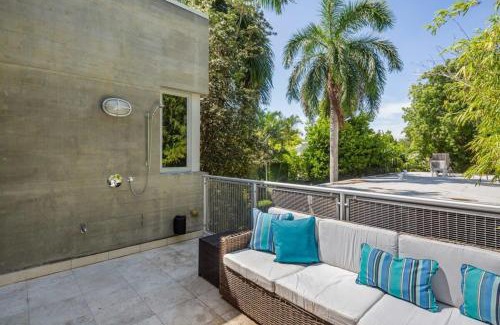 Downtown House | Contra House -Luxury Home With Pool