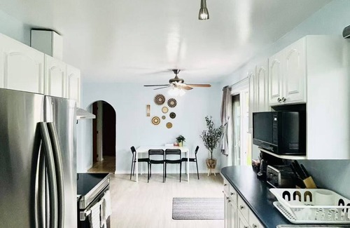 Thompson House | Contractor-friendly, 4Beds, Free Parking & Laundry & BBQ & Patio & Kitchen