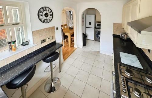 Swindon House | Contractor Friendly House - Sleeps upto 8