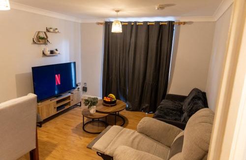 Coventry Apartment | Contractor-Friendly, Private Gated Parking, Fast WiFi, Sofa Bed & Netflix, 5-Min Walk to City Centre, 15-Min Walk to Train Station, Ideal for Relocators & Families