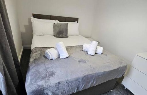 Neath Apartment | Contractor Room - Kitchen - Central Spot