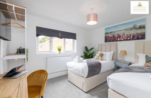 Stevenage House | Contractors 3 Bed 2Bath House Free Off Street Parking for 2 Cars WiFi Stevenage Self Catering Sleeps 5 Guests By White Orchid Property Relocation
